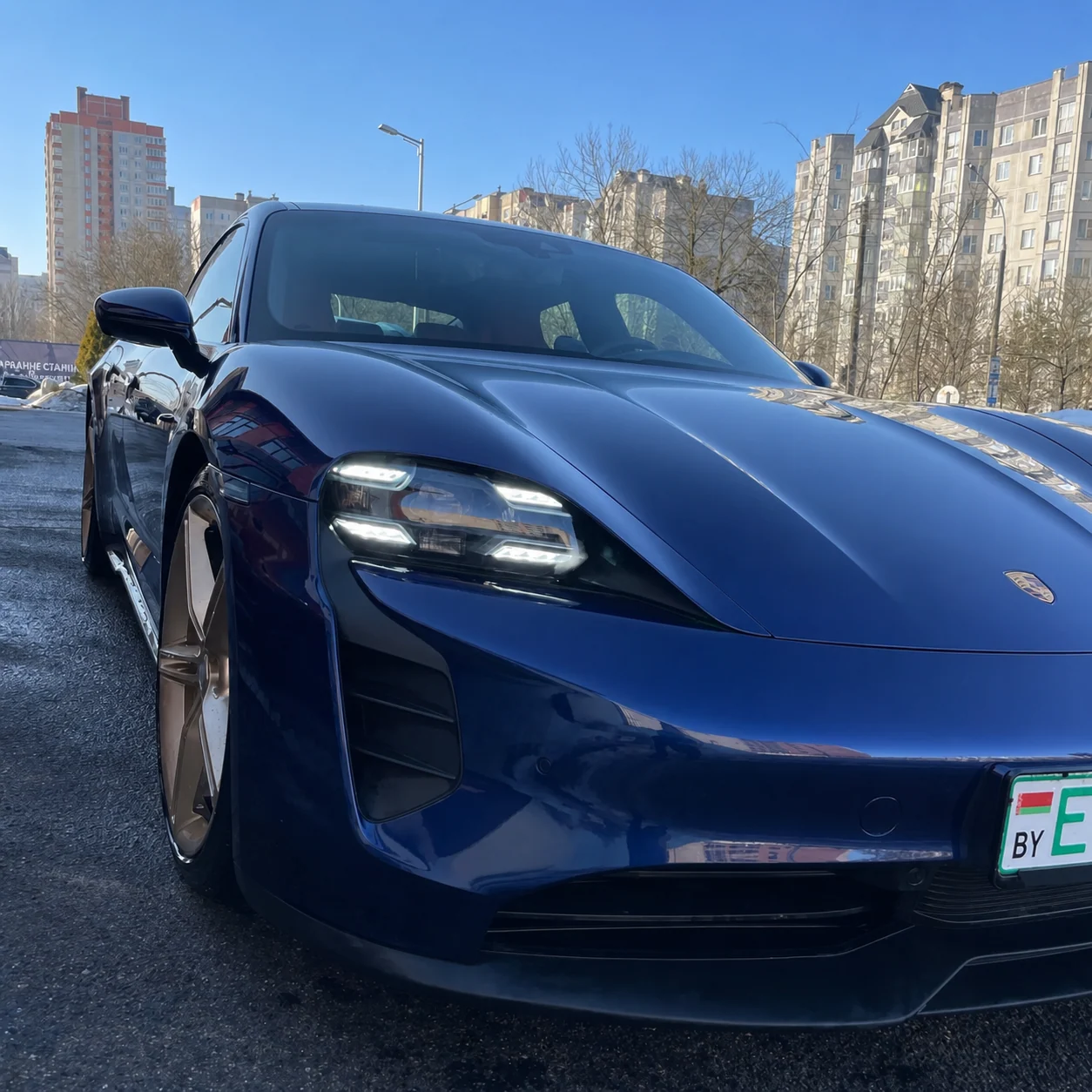 Синий автомобиль после ухода в АвтоКит, вид спереди