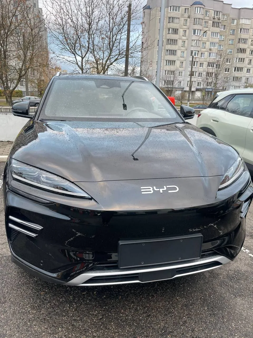 Чёрный BYD после ручной мойки, вид спереди
